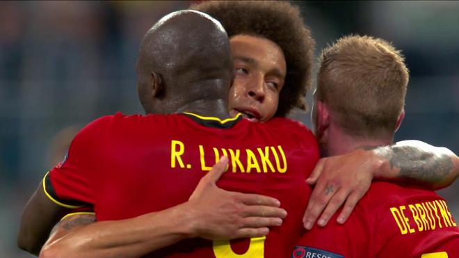 Lukaku se abraza con sus compañeros de Bélgica tras marcar gol.