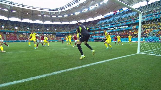 Momento del remate de Baumgartner para hacer el primer gol de Austria a Ucrania.