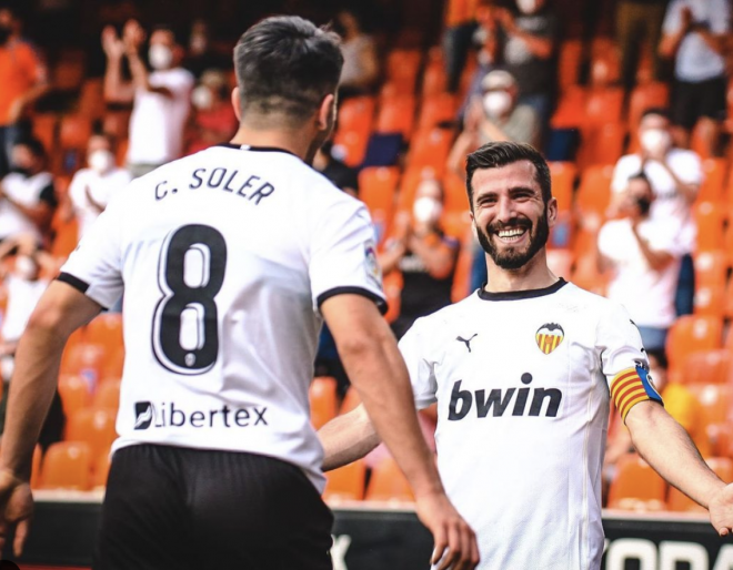 Gayà y Soler celebran un gol.