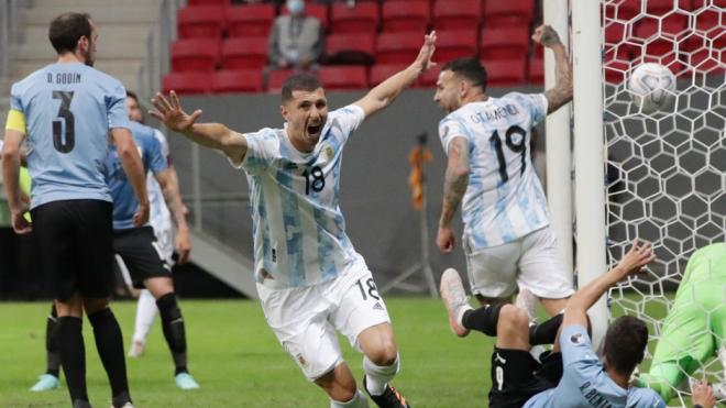 Guido Rodríguez celebra un gol con la selección argentina.