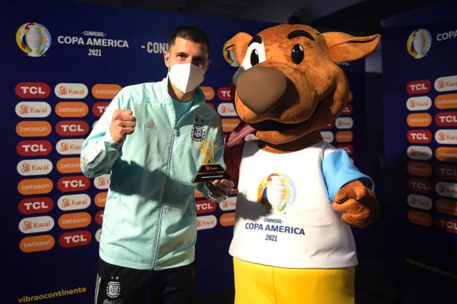 Guido Rodríguez recoge el premio Celebration Of The Match vs Uruguay junto a 'Pibe'. Fuente: Copa
