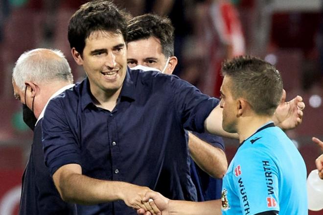 Andoni Iraola saluda al árbitro en su etapa actual en el Rayo Vallecano.