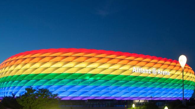 El Allianz Arena de Munich, con la bandera arcoíris: una imagen que la UEFA no permite.