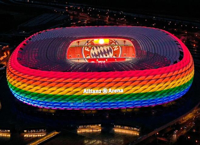 El Allianz Arena de Múnich, iluminado con la bandera arcoíris.