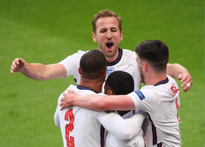 Jugadores de la selección de Inglaterra celebran el gol de Sterling (Foto: Cordon Press).