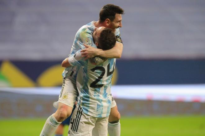 Papu Gómez y Messi celebran el gol (Foto: @Argentina)