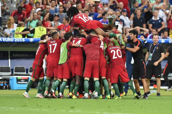 Jugadores de Portugal celebran el gol de Éder en la final de la Eurocopa de 2016 (Foto: Cordon Press).