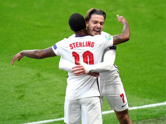 Abrazo de Sterling y Grealish tras el gol a República Checa (Foto: Cordon Press).