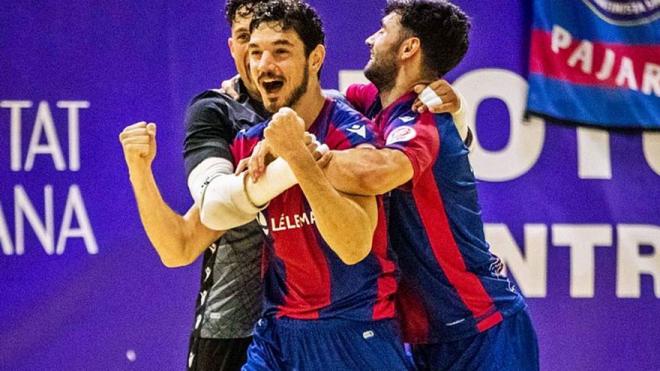 Marc Tolrà celebra un gol con el Levante UD Fútbol Sala.