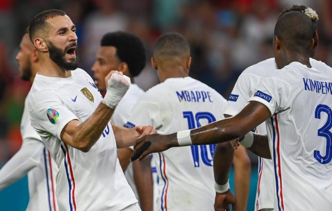 Benzemá, con Koundé al fondo, celebra un gol de Francia (Foto: Cordonpress)