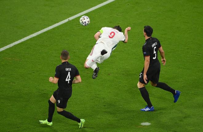 Szalai marca el 0-1 de Hungría a Alemania.