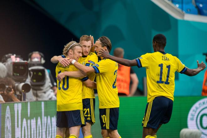 Isak, junto a sus compañeros tras uno de los goles de Suecia (Foto: Cordón Press).