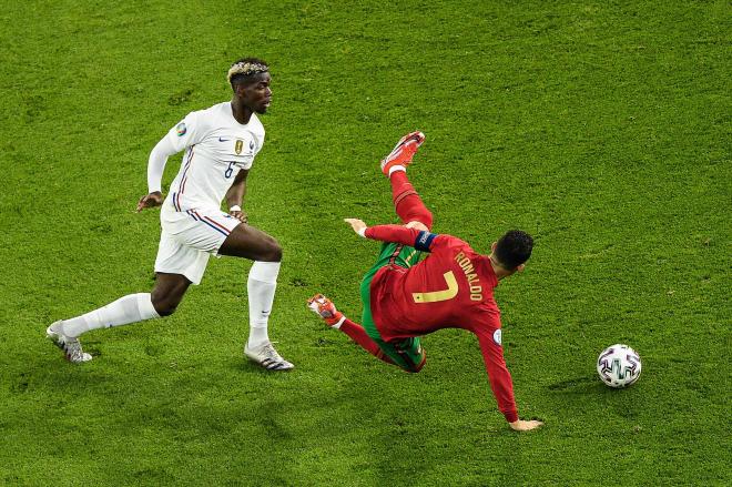 Paul Pogba y Cristiano Ronaldo luchan por un balón en el Portugal-Francia (Foto: Cordon Press).