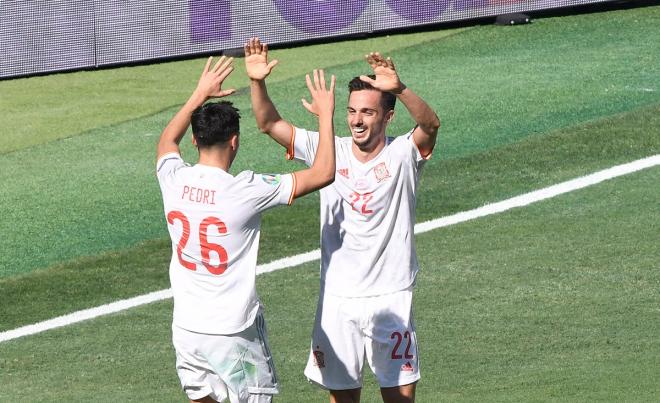 Pedri y Sarabia celebran el primer gol de España (Foto: Kiko Hurtado).