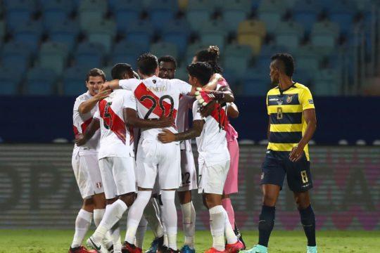 Renato Tapia celebra junto a los jugadores de Perú su empate ante Ecuador (Foto: FPF)