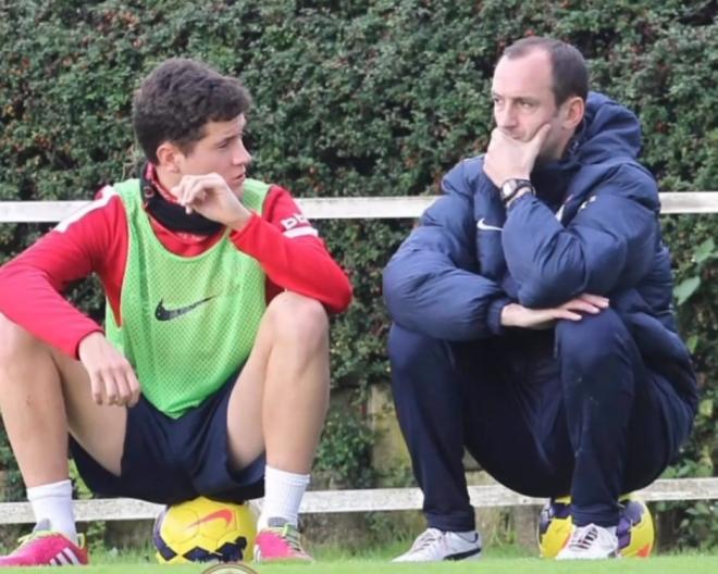 Un joven Ander Herrera conversa con Joseba Etxeberria durante un entrenamiento con el Athletic Club en Lezama (Foto: @anderherrera).