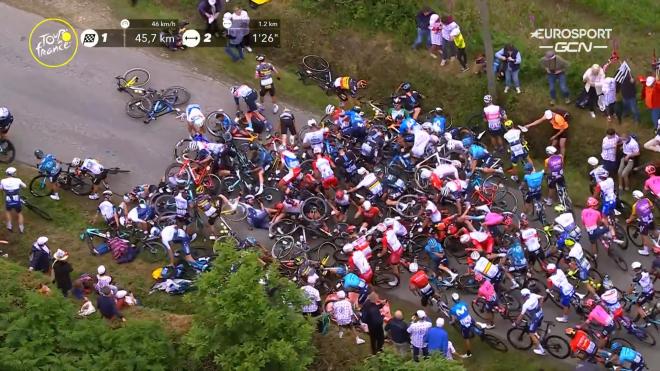 Accidente en la primera etapa del Tour de Francia (Foto: @letour_es).