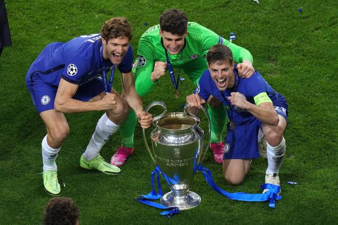 Azpilicueta, Marcos Alonso y Kepa Arrizabalaga posan con la Champions League conquistada por el Chelsea