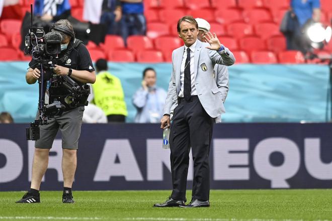 Mancini, entrenador de Italia, saluda sobre el césped de Wembley (Foto: Cordon Press).