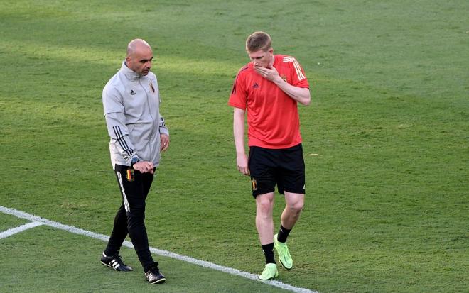 Roberto Martínez y Kevin De Bruyne charlando durante el entrenamiento de Bélgica (Foto: Kiko Hurt