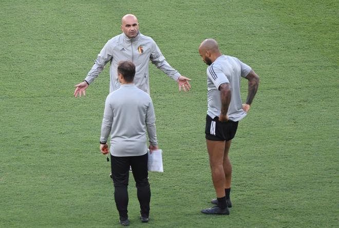 Roberto Martínez habla con Thierry Henry durante un entrenamiento (Foto: Kiko Hurtado).