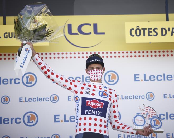 Van der Poel celebra el triunfo en el Muro de Bretaña (Foto: EFE).