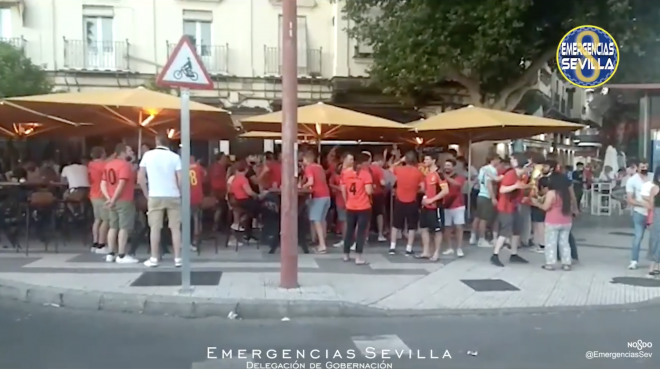 Aglomeración de aficionados de Bélgica en un bar de Sevilla.