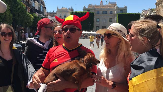 Aficionados de Bélgica, por las calles de Sevilla (Foto: Kiko Hurtado).