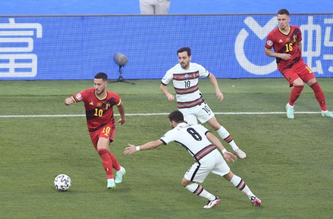 Eden Hazard regatea durante el Bélgica-Portugal (Foto: Kiko Hurtado).