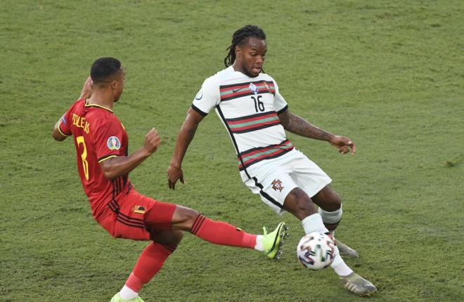 Renato Sanches y Tielemans pugnando un balón en el Bélgica-Portugal (Foto: Kiko Hurtado).