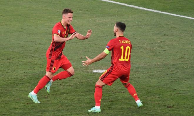 Thorgan Hazard celebra el gol con su hermano Eden (Foto: Kiko Hurtado).