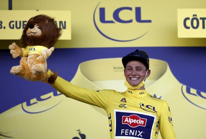 Van der Poel celebra el triunfo en el Tour de Francia 2021 (Foto: EFE).