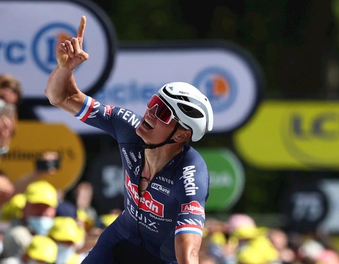 Van der Poel le dedica a su abuelo, Poulidor, el triunfo en el Tour de Francia 2021(Foto: EFE).