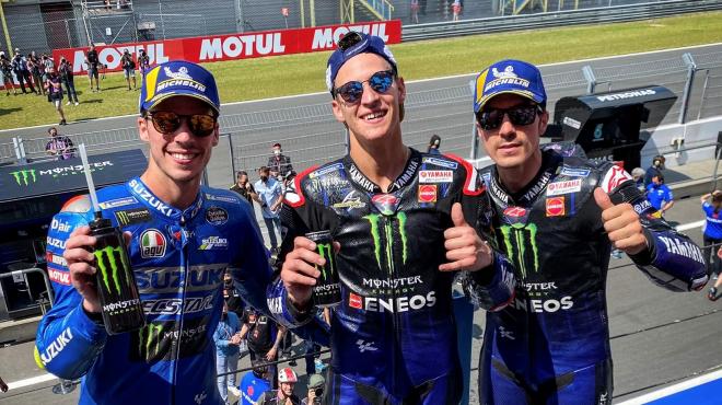 Fabio Quartararo junto a Maverick Viñales y Joan Mir (Foto: @MotoGP).