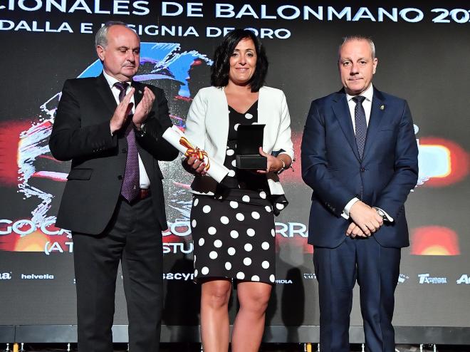 Pepa Moreno, con la Medalla e Insignia de Oro a Diego Carrasco.