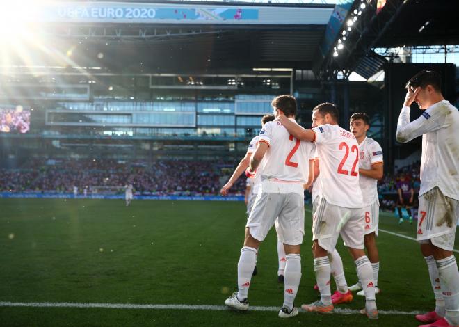 Los jugadores de España celebran el gol de Azpilicueta (Foto: EFE).