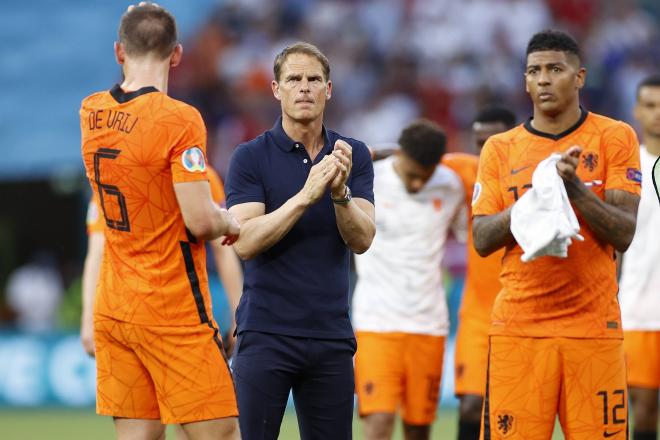 Frank de Boer anima a sus jugadores durante el partido de octavos de la Eurocopa ante República Ch
