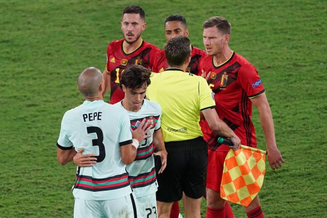 Hazard, Tielemans y Vertonghen protestan ante Pepe y Joao Félix (Foto: Cordon Press).