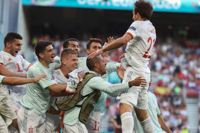 Los jugadores de España celebran el gol de Oyarzabal (Foto: EFE).