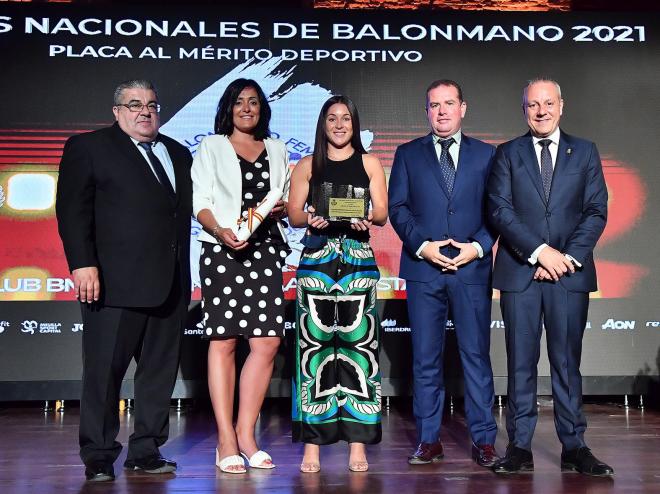 Sole López y Pepa Moreno recogen la Placa al Mérito Deportivo al Costa del Sol Málaga.