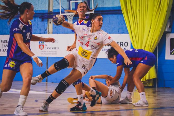 Almudena Gutiérrez, en un partido con las Guerreras Junior (Foto: RFEBM).