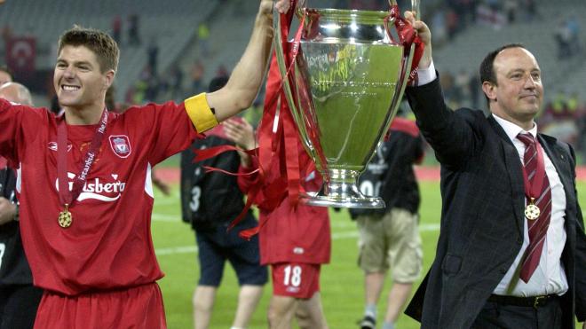 Rafa Benítez levantando el título de la Champions con Gerrard (Foto: web oficial UEFA).