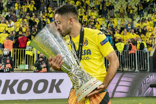 Jaume Costa, con la Europa League del Villarreal (Foto: VCF).