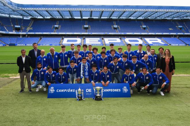 Los juveniles del Deportivo posando con la Copa de Campeones en Riazor (Foto: RCD).