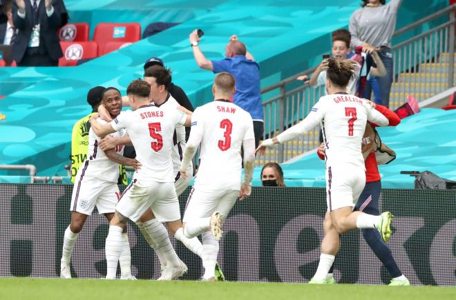 Los jugadores de Inglaterra celebran el gol de Sterling ante Alemania en los octavos de la Eurocopa (Foto: Cordon Press).