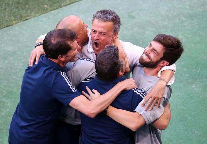 Luis Enrique celebra con su cuerpo técnico la victoria de España ante Croacia (Foto: EFE).