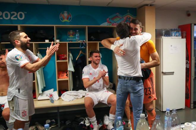 Abrazo de Luis Enrique a Unai Simón en el vestuario tras vencer por 5-3 a Croacia (Foto: sefutbol).
