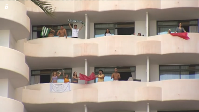 Estudiantes confinados en Mallorca, con camisetas y bufandas del Betis (Imagen: Telecinco)