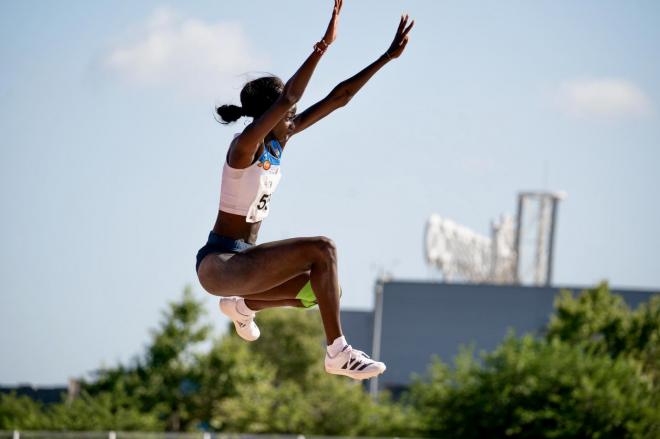 Gran salto de Fátima Diame. (Foto: Playas de Castellón)