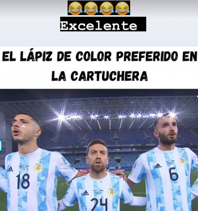 Papu Gómez bromea con su estatura en la selección Argentina.